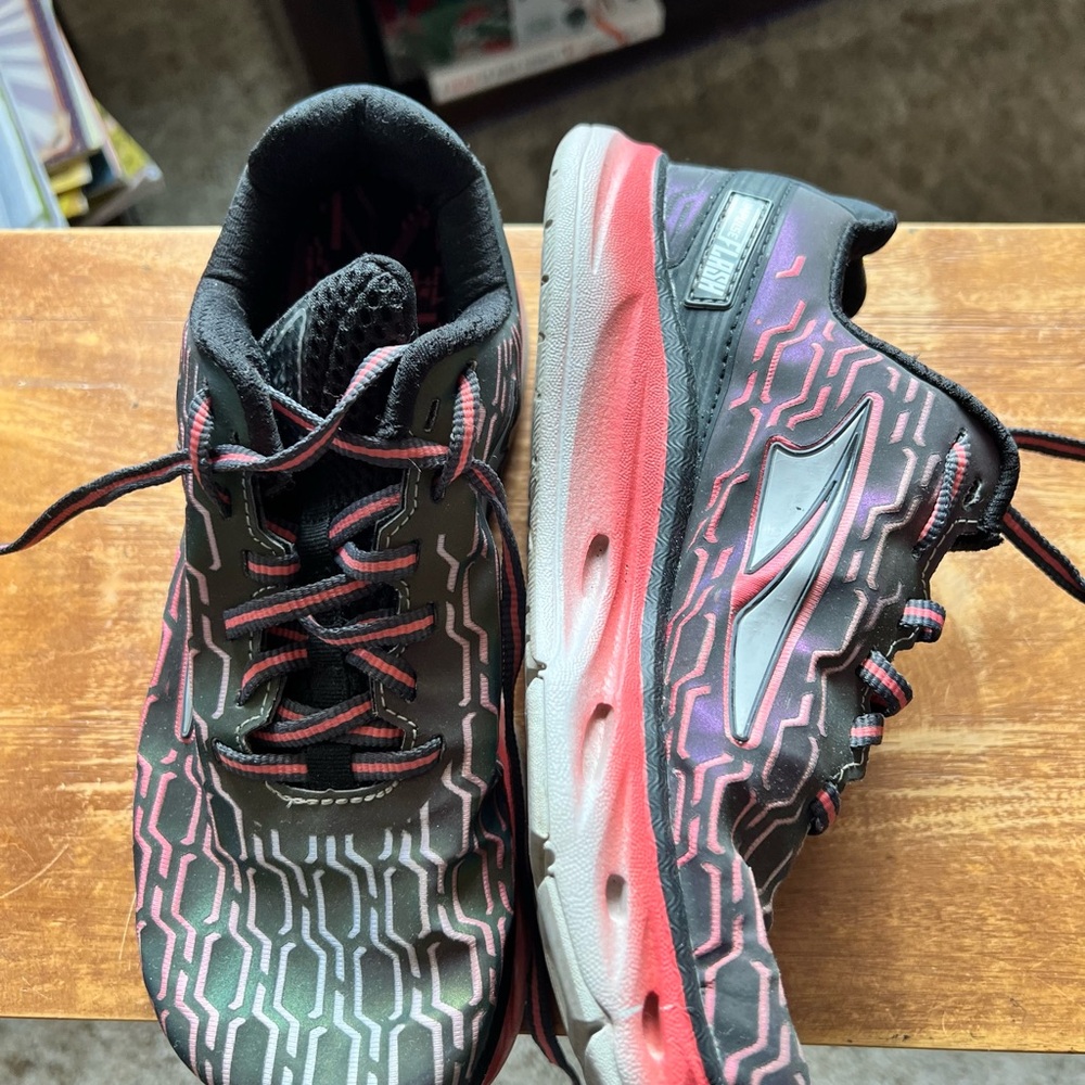 Black and Red Sneakers with Wavy Linear Pattern - Picture 2 of 5